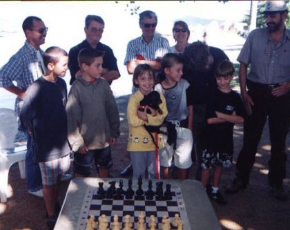 Federação Catarinense de Xadrez - FCX - Srs. Paulo Afonso, Guido Rosa e outros com crianças do "xadrez à sombra" - Coqueiros - Fpolis