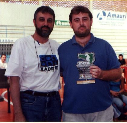 Federação Catarinense de Xadrez - FCX - Gilson Chrestani Pres.FCX premiando Charles Gauche BLU o campeão