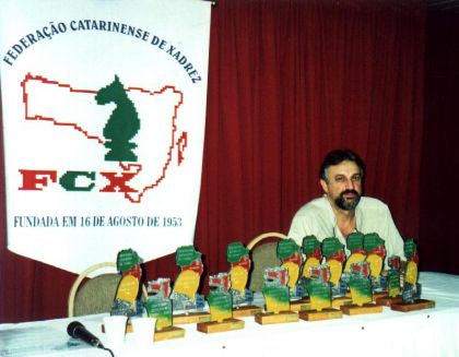 Federação Catarinense de Xadrez - FCX - O presidente da FCX Gilson Chrestani e os troféus