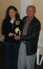 Federação Catarinense de Xadrez - FCX - Jairo premiando campeã fem. Suzna Chang - SC
