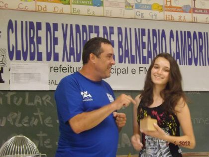 Federação Catarinense de Xadrez - FCX - Campeã Bruna também recebe um brinde