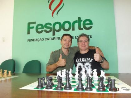 Federação Catarinense de Xadrez - FCX - AN Kaiser Mafra e Dr Gilberto Sandin coordenando a transmissão em tempo real da 1ª mesa